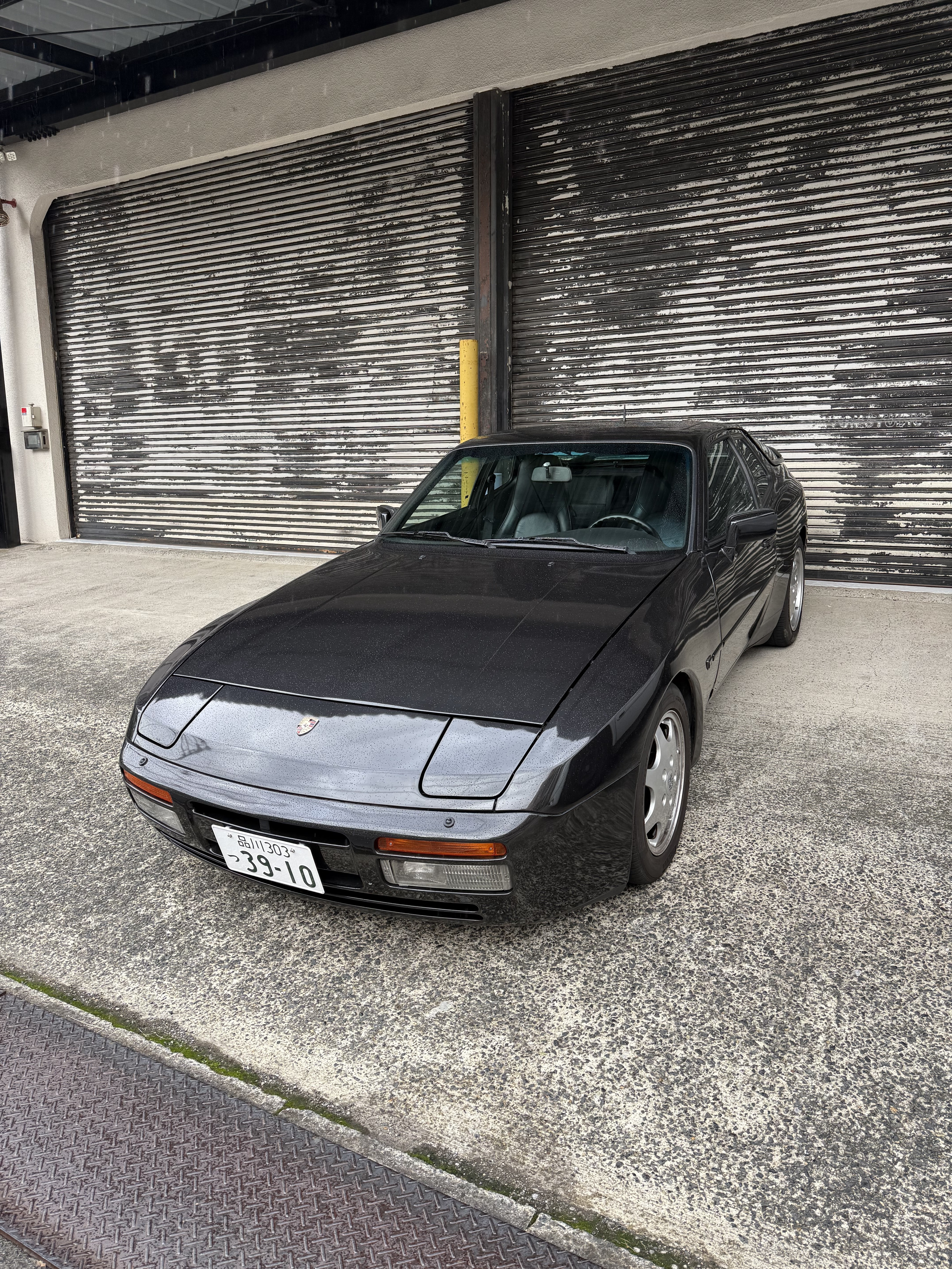 国内になかなかいい状態の944ターボがなく、ドイツで見つけて個人で輸入しました。1990年モデルなので、ターボSと同じ250PSのモデルです。スポーツシートやK