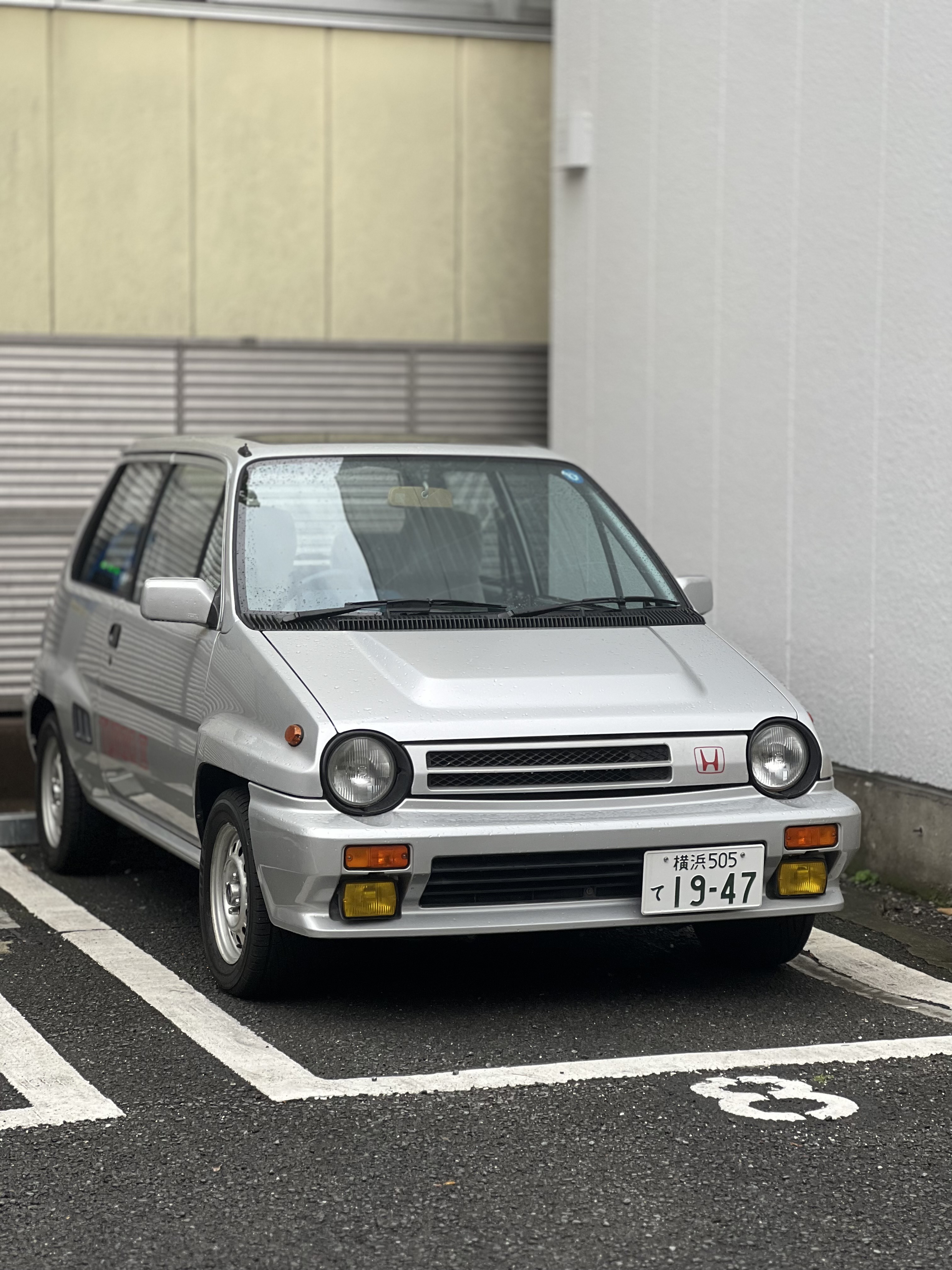ブルドッグ2台目。こちらは前期シルバー。CMにも出てくるコンセプトカラーなので、不思議な近未来感が今でも色褪せない感じが好き。走ってても、交差点の赤信号で止まっ